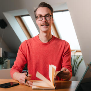 Frank Wesneck blättert in seinen Notizen